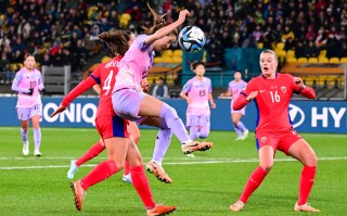 挪威女足轻松获胜，晋级半决赛