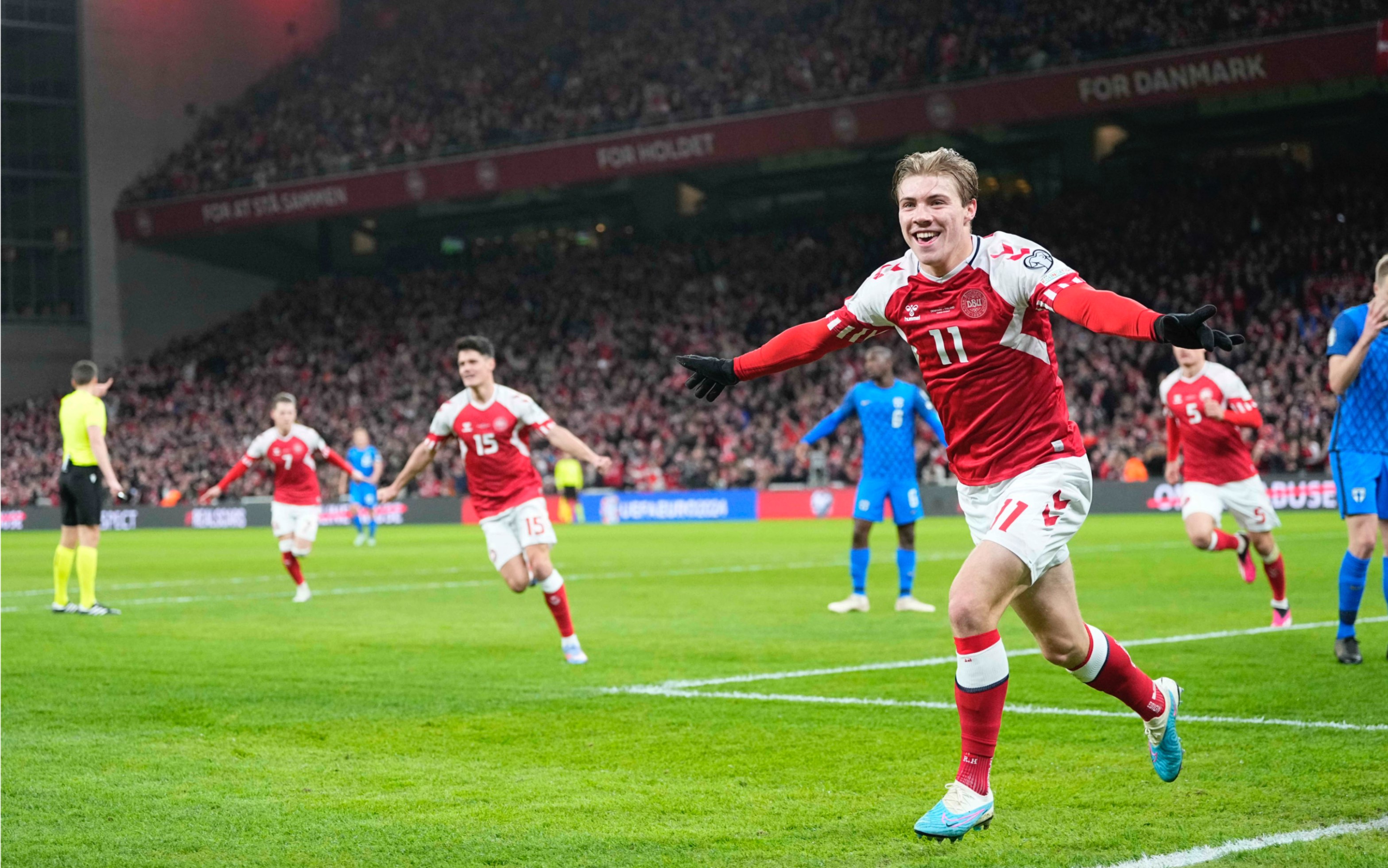 欧预赛联赛启动,球员们拼尽全力-第1张图片-德信体育 欧预赛联赛启动,球员们拼尽全力-第1张图片-德信体育